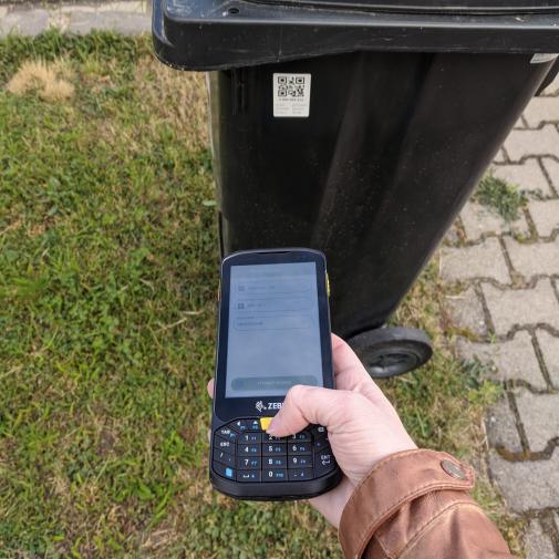nádoba s QR kodom